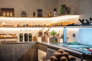 每日供应自助式早餐（每人 AUD 39.00）