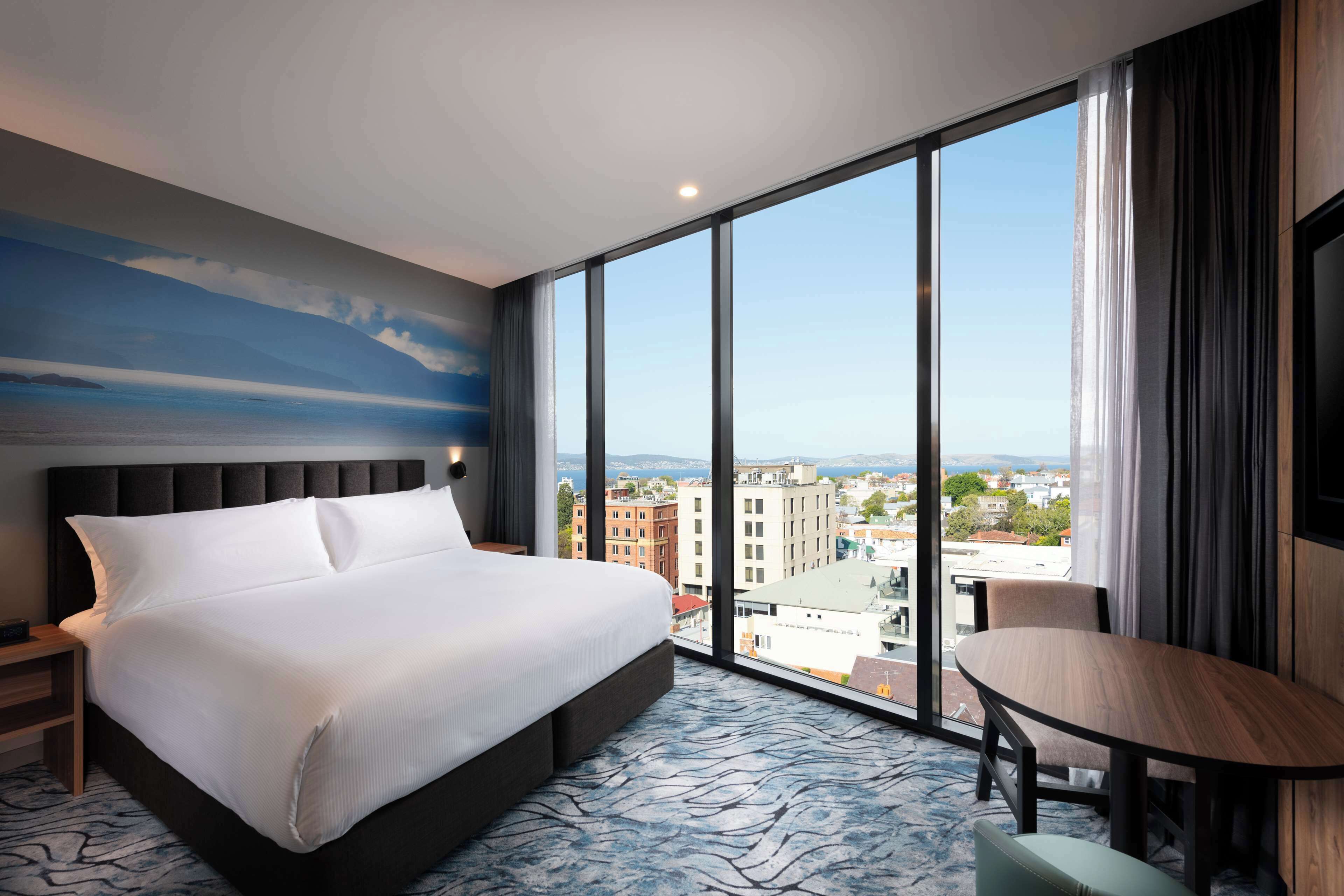 Chambre, 1 très grand lit, vue baie