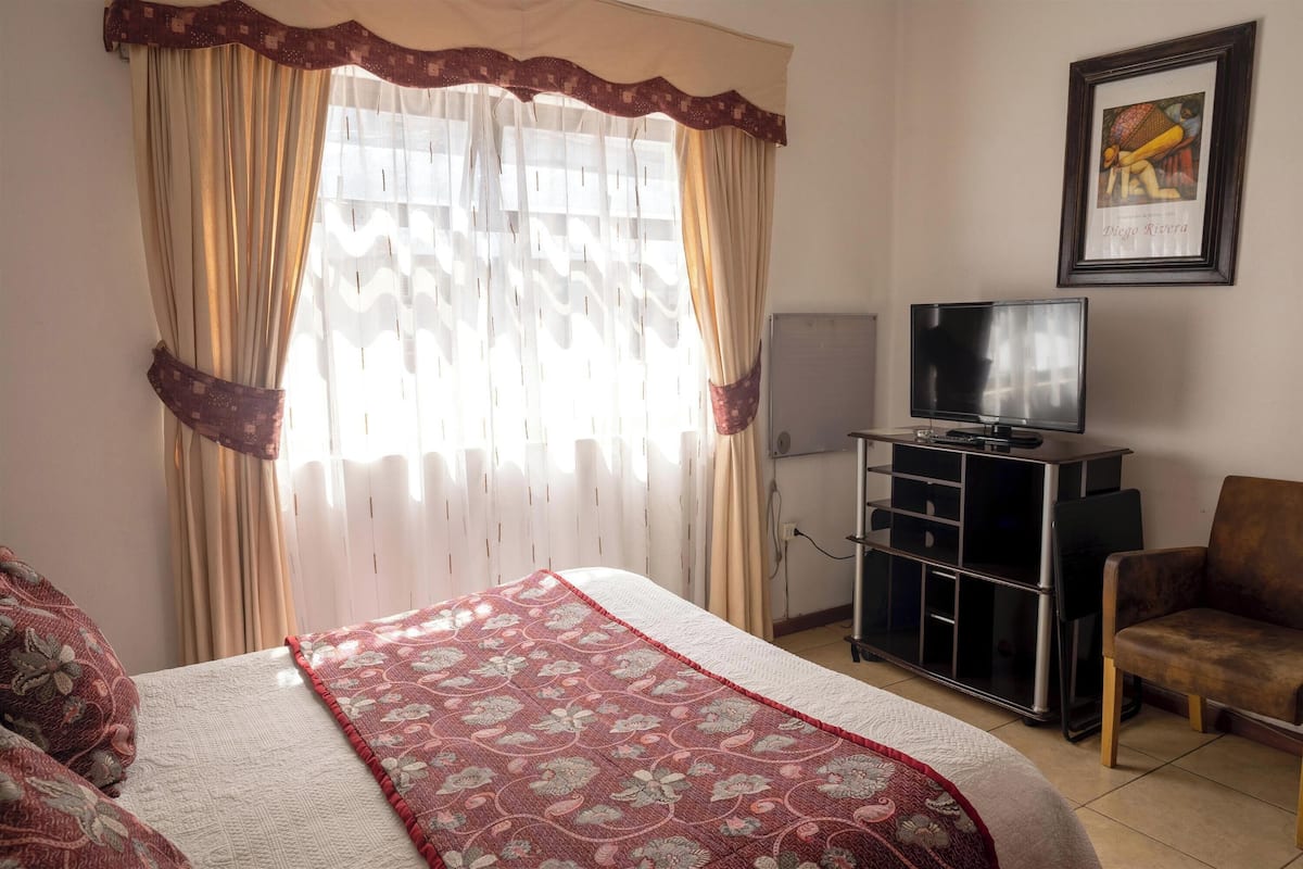Habitación, 1 cama Queen size | Wifi gratis