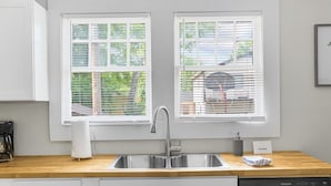 Private kitchen - Renovated Central Park Chic (Birmingham)