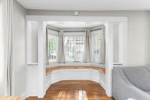 TV - Renovated Central Park Chic (Birmingham)