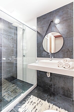 Shower, towels, soap, toilet paper - Maravilha Pousada (Búzios)