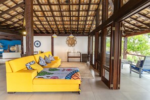 43-inch flat-screen TV with cable channels, Netflix, streaming services - Maravilha Pousada (Búzios)