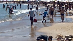 A crowded beach with people playing and walking along the shore. - Maravilha Pousada (Búzios)