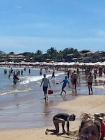 Una spiaggia nelle vicinanze, sabbia bianca, cabine (a pagamento), yoga
