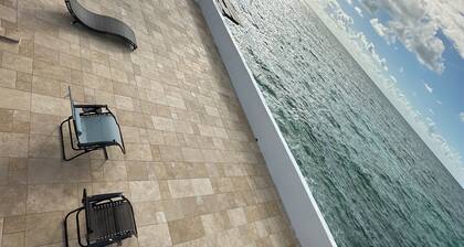 Unbelievable Ocean Front Property & Spacious 6-bedroom house in beautiful Nassau