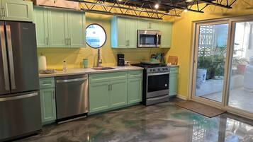 Een koelkast, een microgolfoven, een oven, een kookplaat