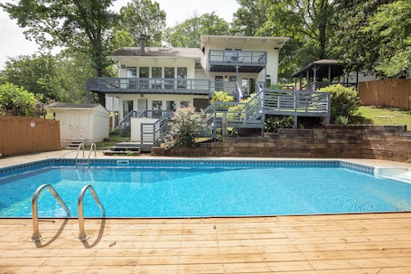 Una piscina al aire libre de temporada