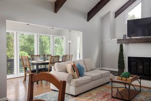 Living area - Pool Huge Porch Terrace House (Birmingham)