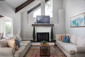 Living area - Pool Huge Porch Terrace House (Birmingham)