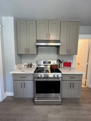 Refrigerador, microondas, horno, placa de cocina
