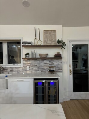Fridge, microwave, oven, stovetop - Oasis on Long Island  (Massapequa)