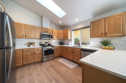 Baltimore Bungalow – HOT TUB, Walkable, Pet-Friendly