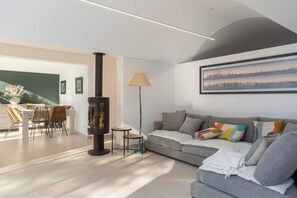 Smart TV y chimenea 