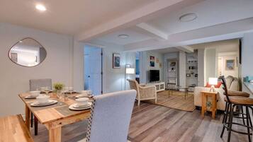 Nhà Deluxe, sân hiên, cạnh bãi biển | Khu vực ăn uống tại phòng