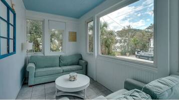 Nhà Deluxe, sân hiên, cạnh bãi biển | Khu phòng khách | TV