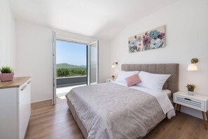 4 bedrooms, in-room safe, iron/ironing board, travel cot - Villa Old Garden with heated Pool, private Tavern, and panoramic views (Opanci)