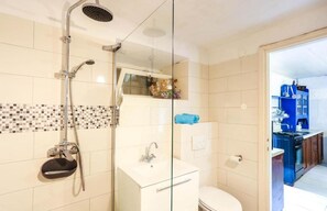 Dusche, Haartrockner, Handtücher