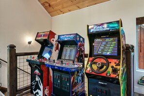 Games room - HUGE Indoor Pool, VIEWS, 10 min to Pkwy, 2 King Suites + Bunk Room w/ Queen Bed (Sevierville)