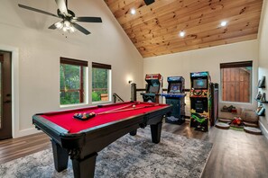 Games room - HUGE Indoor Pool, VIEWS, 10 min to Pkwy, 2 King Suites + Bunk Room w/ Queen Bed (Sevierville)