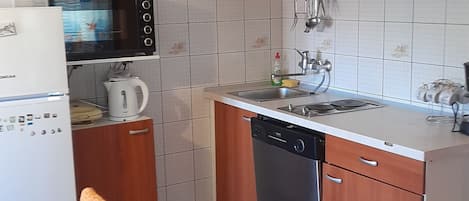 Kühlschrank, Mikrowelle, Ofen, Herdplatte