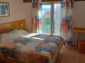 3 bedrooms, iron/ironing board, internet, bed sheets