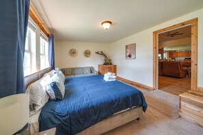 5 bedrooms, desk, iron/ironing board, internet