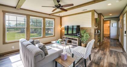 Pet-Friendly Hill Country Hideaway w/ Deck