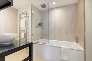 Amenidades de baño ecológicas, secadora de cabello, toallas 