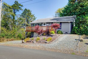 Exterior - Rockaway Beach House - Walk to Ocean! (Rockaway Beach)