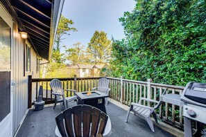 Property grounds - Rockaway Beach House - Walk to Ocean! (Rockaway Beach)
