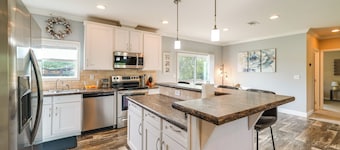Legacy Ranch Home w/ Lake Access & Grill