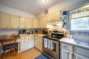 Fridge, microwave, coffee/tea maker, toaster - 15 Mi to Penn State: Hideaway w/ Fire Pit! (Mingoville)