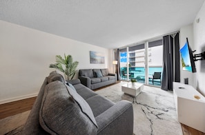 TV, table football - Gorgeous Beachfront Condo with Stunning Ocean Views and Resort Amenities (Hollywood)