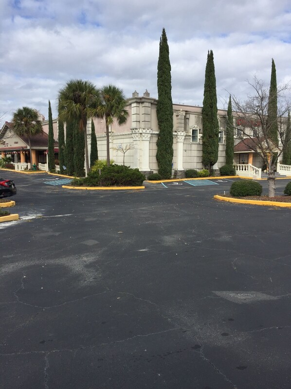 Property grounds - Nice 4-bedroom house in Valdosta with WiFi (Valdosta)