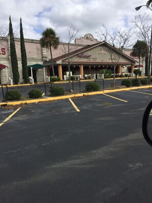 Property grounds - Nice 4-bedroom house in Valdosta with WiFi (Valdosta)