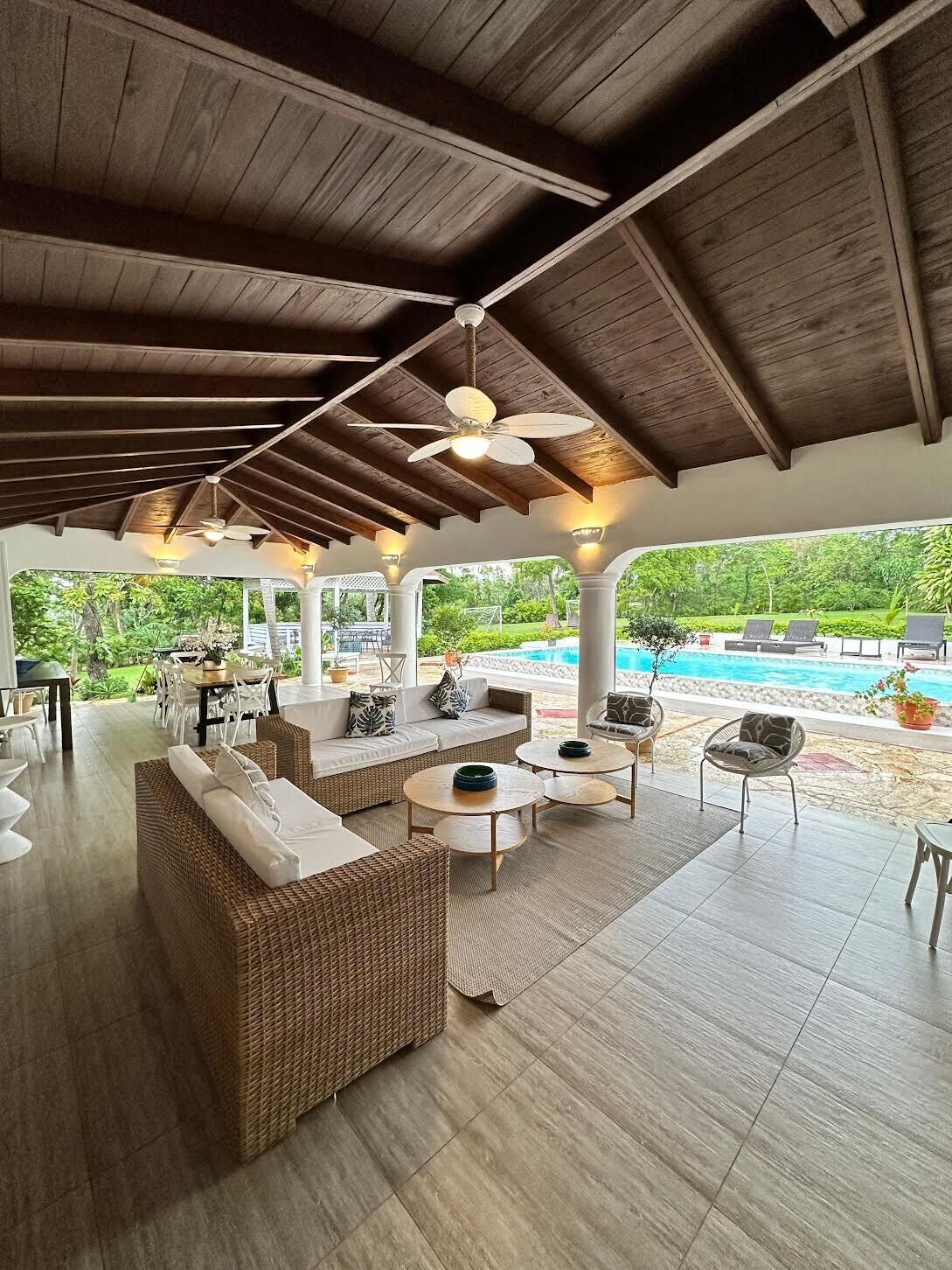 屋外ダイニングエリア