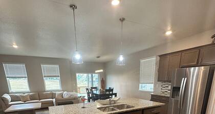 Wide open spaces: 3-bed Ranch home in Castle Rock with WiFi and AC.