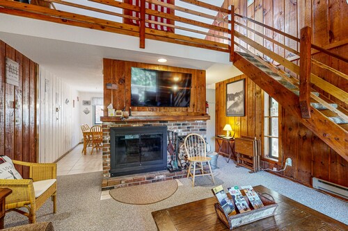 Cozy condo w/ wood-burning fireplace, deck, wifi, w/d, bus route, TVs, cable