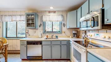 Een koelkast, een magnetron, een oven, een kookplaat