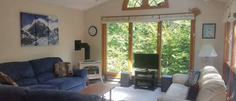 Una Smart TV, una chimenea, un futbolín