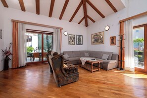 Living area - Large private pool and large beach, with furnished outdoor kitchen and dining table (Pula)