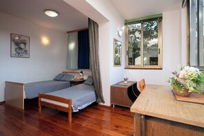 4 bedrooms, iron/ironing board, WiFi, bed sheets - Large private pool and large beach, with furnished outdoor kitchen and dining table (Pula)