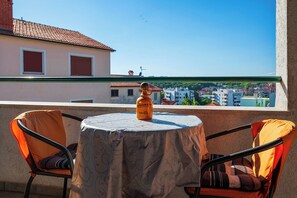 Outdoor dining - Large private pool and large beach, with furnished outdoor kitchen and dining table (Pula)
