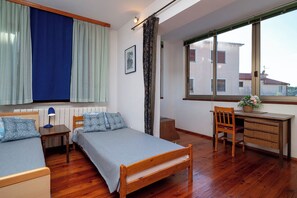 4 عدّة غرف نوم ومكواة/لوح كي وواي فاي وملاءات أسرّة