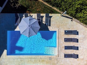 Pool - Large private pool and large beach, with furnished outdoor kitchen and dining table (Pula)