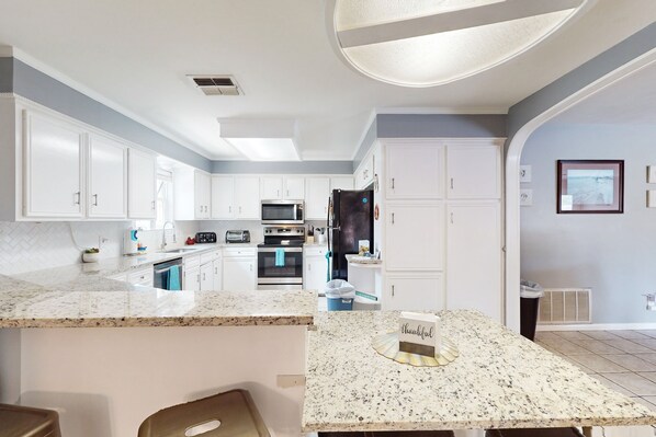 Kjøleskap, mikrobølgeovn, ovn og kokeplater