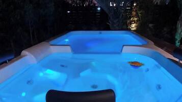 Casa Premium, acceso a la alberca | Tina de hidromasaje al aire libre