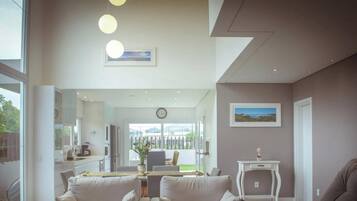 Casa Premium, acceso a la alberca | Área de sala de estar | Futbolito, tenis de mesa, juguetes y libros