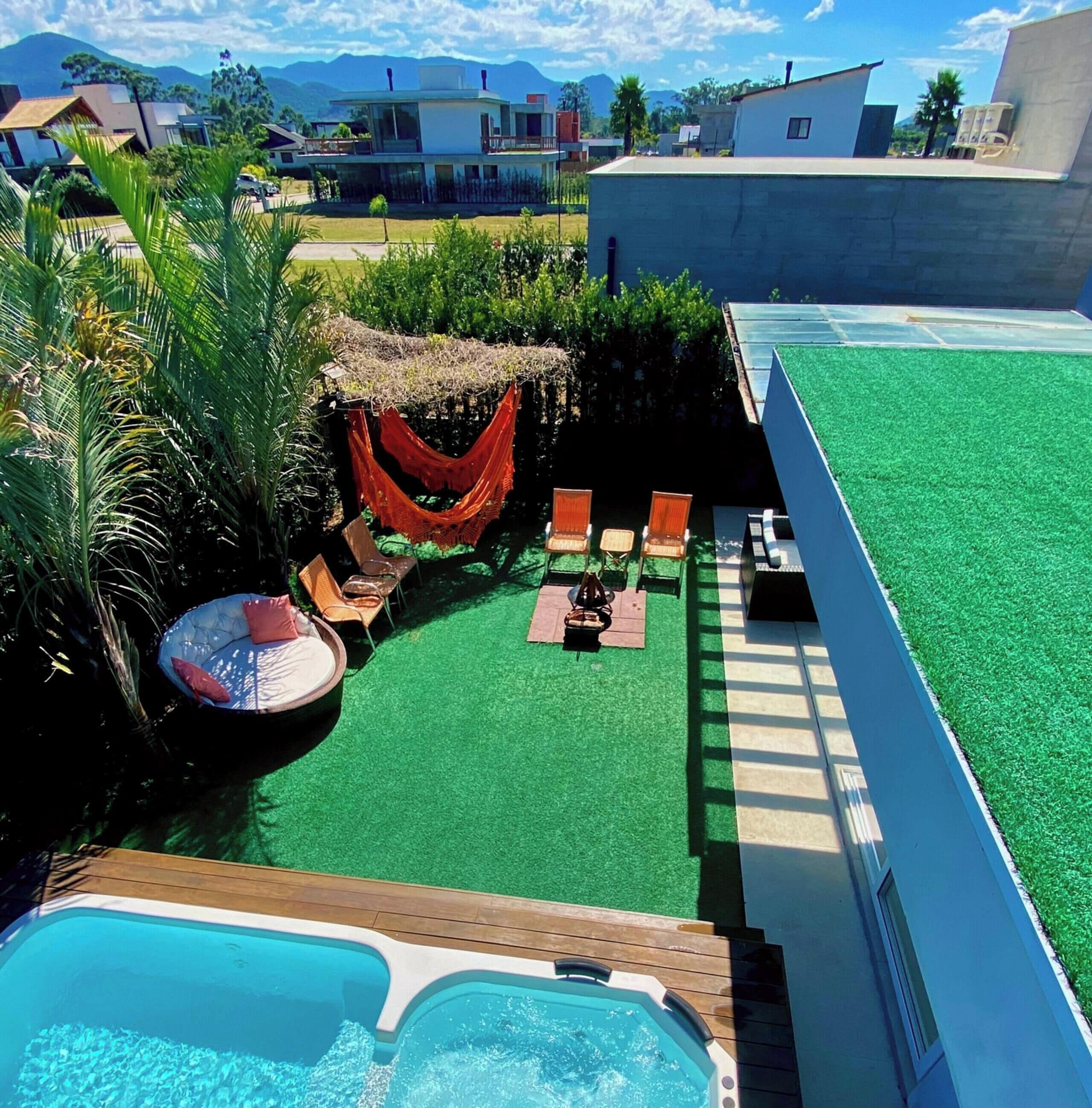 Casa Premium, acceso a la alberca | Alberca | Alberca techada, alberca al aire libre y sombrillas en la alberca